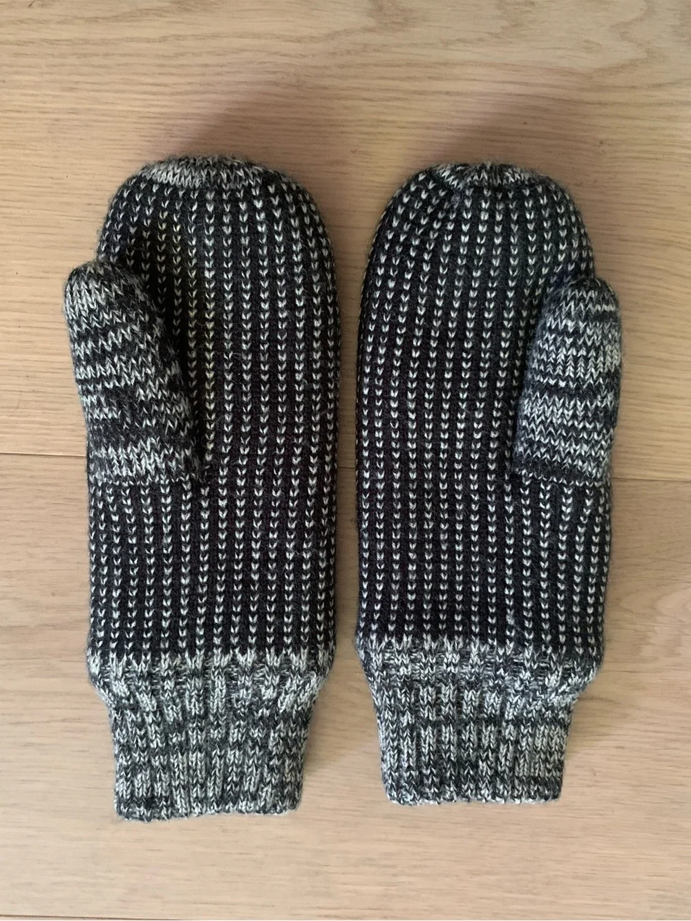 L.L.Bean Womens M Sherpa Lined Knit Mittens Winter Gloves Cozy Outdoor Driving